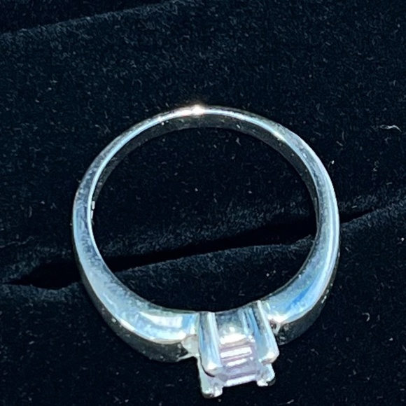Silver ring with princess cut amethyst - Picture 2 of 3